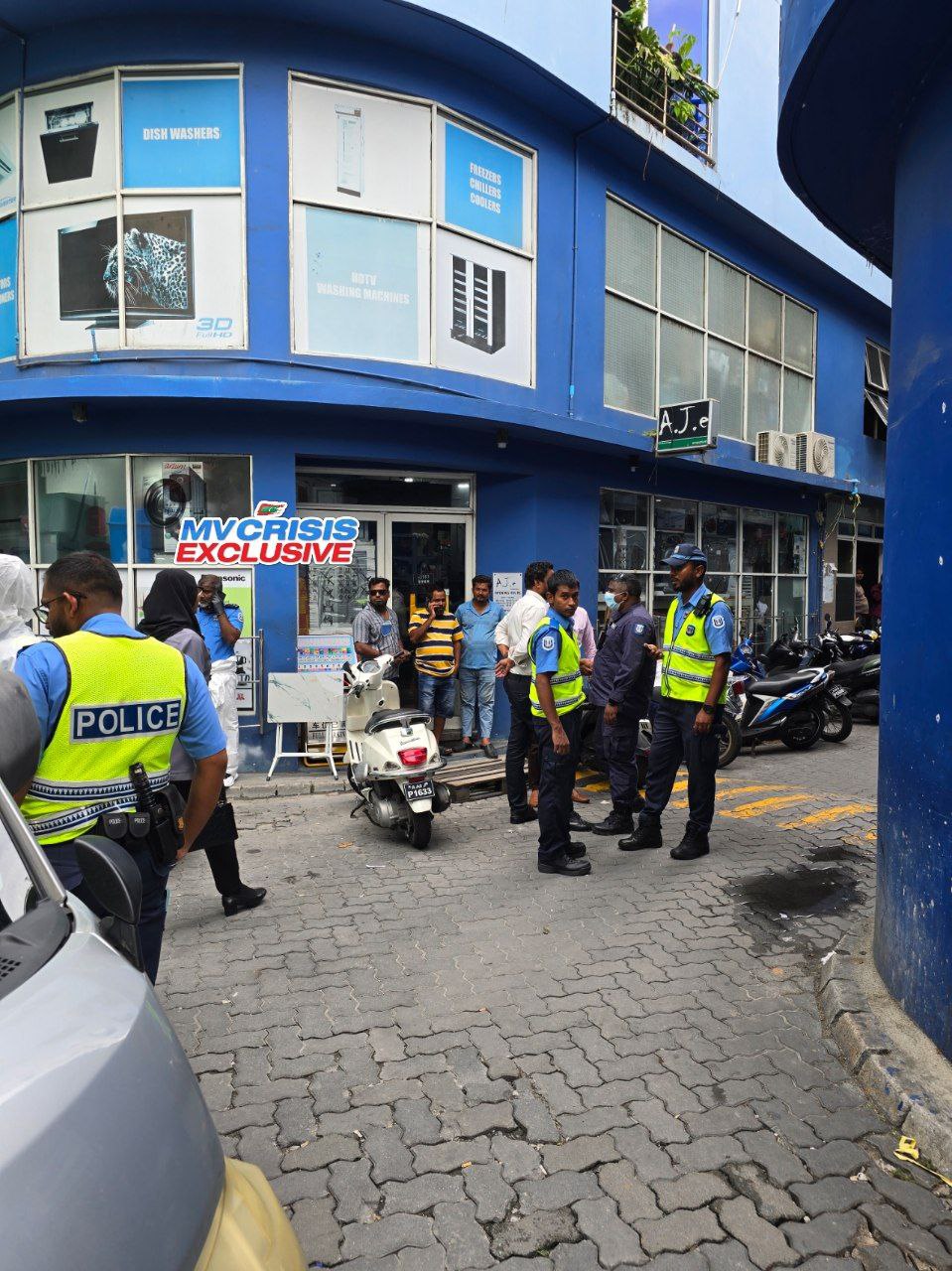 މ. ރަބީއުވިލާ ކައިރީ ފުލުހުން ހަރަކާތްތެރިވަނީ. ފޮޓޯ: އެމްވީ ކްރައިސިސް