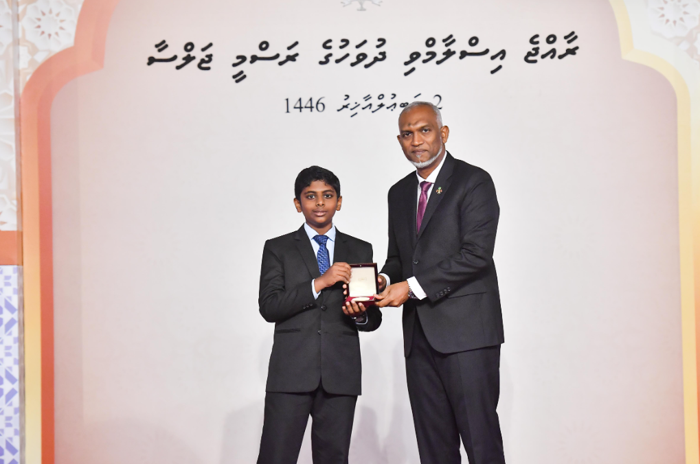 ޤުރުއާން ހިތުދަސްކުރައްވައިގެން މިއަހަރު ސަނަދު ހާސިލުކުރެއްވި 28 ޙާފިޡުންނަށް ރައީސުލްޖުމްހޫރިއްޔާ، މެޑަލް ދެއްވައިފި