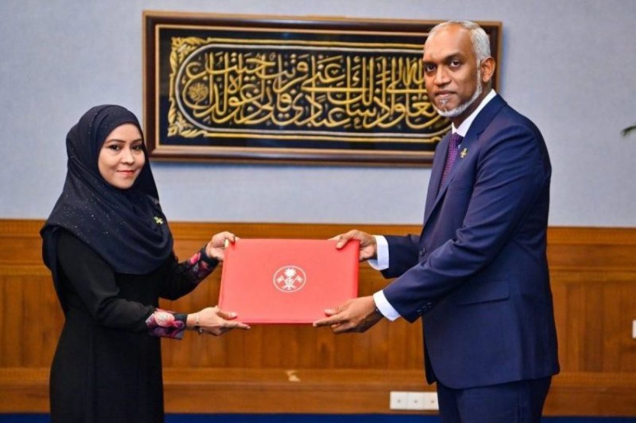 އެންޑީއޭގެ ޗެއާޕާސަން ލުބްނާ ޒާހިރުއާއި މަޤަމްގެ ލިޔުން ޙަވާލުކުރެއްވުމުގެ ތެރެއިން: ޑްރަގް ވަބާގައި ޖެހިފައިވާ މީހުން އަލުން މުޖުތަމަޢަށް އަނބުރާ ގެނައުމަށްޓަކައި ފަށާފައިވާ އިލެކްޓްރީޝަން ކޯހުގައި 19 މީހުން ވަނީ ބައިވެރިވެފައި. (ޚުލާޞާ ފައިލް ފޮޓޯ)