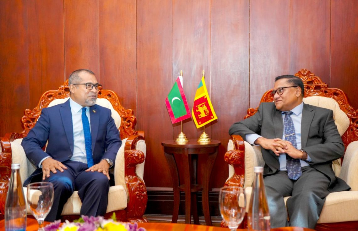 މިނިސްޓަރ ޚަލީލް (ވ) ސްރީލަންކާގެ ފޮރިން މިނިސްޓަރާއެކު: ލަންކާގައި ހުންނަވަނިކޮށް ޚަލީލަށް އިންޒާރުދޭ ކަމަށް ބެލެވޭ މައްސަލަ މިހާރު ދަނީ ތަޙްޤީޤު ކުރަމުން.