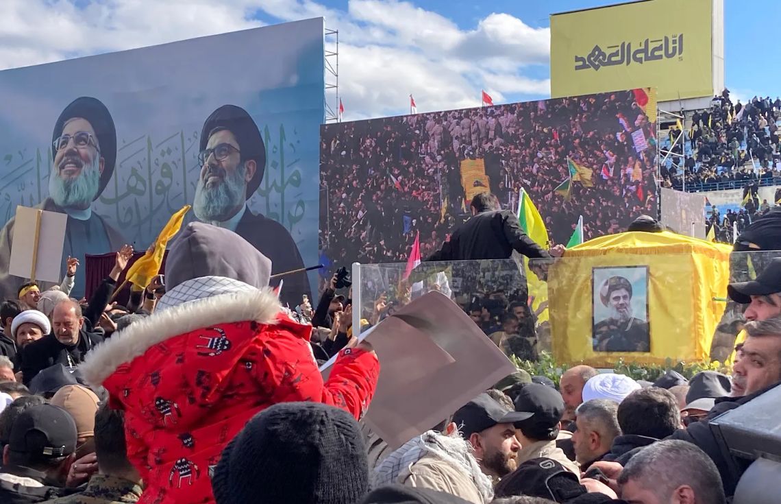 ޙިޒްބުﷲގެ ކުރީގެ ވެރިޔާގެ ޖަނާޒާގައި އެތައް ހާސް ބަޔަކު ބައިވެރިވެއްޖެ