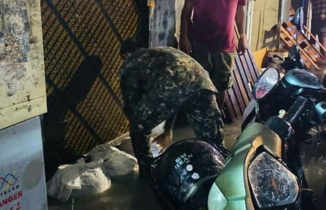 މިހާރު ކުރަމުންދާ ބޯ ވިއްސާރައިގެ ސަބަބުން މާލޭގެ ގޭބިސީ ތަކާއި ފިހާރަތަކަށް ފެން ވަންނާތީވެ ސަރުކާރުގެ އިދާރާތަކުން ރައްޔިތުންގެ މުދާތައް ރައްކާތެރިކޮށްދިނުމުގެ މަސައްކަތުގައި އަވަދިނެތި ޙަރަކާތްތެރިވަނީ. / ފޮޓޯ: ޚުލާޞަ