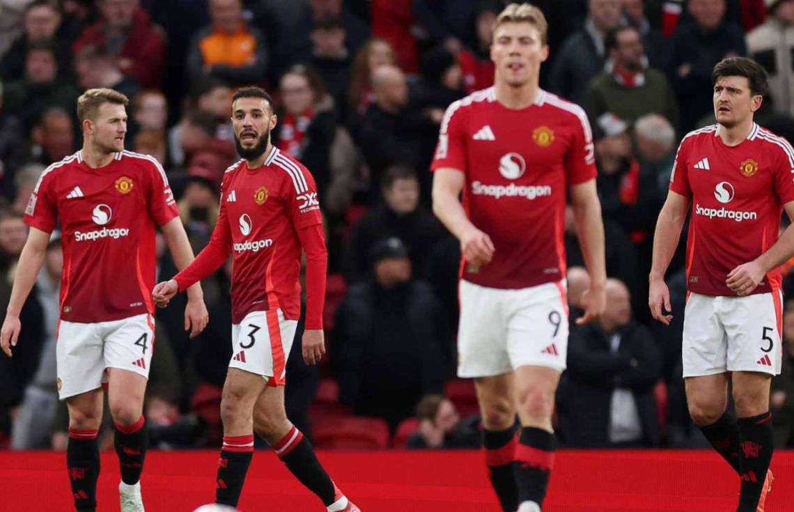 ފުލަމް އަތުން ބަލިވެ އެފްއޭކަޕުން ކެޓުމުން މެންޗެސްޓަރ ޔުނައިޓެޑްގެ ކުޅުންތެރިން މާޔޫސް ވެފައި. / ފޮޓޯ: މެންޗެސްޓަރ ޔުނައިޓެޑް.