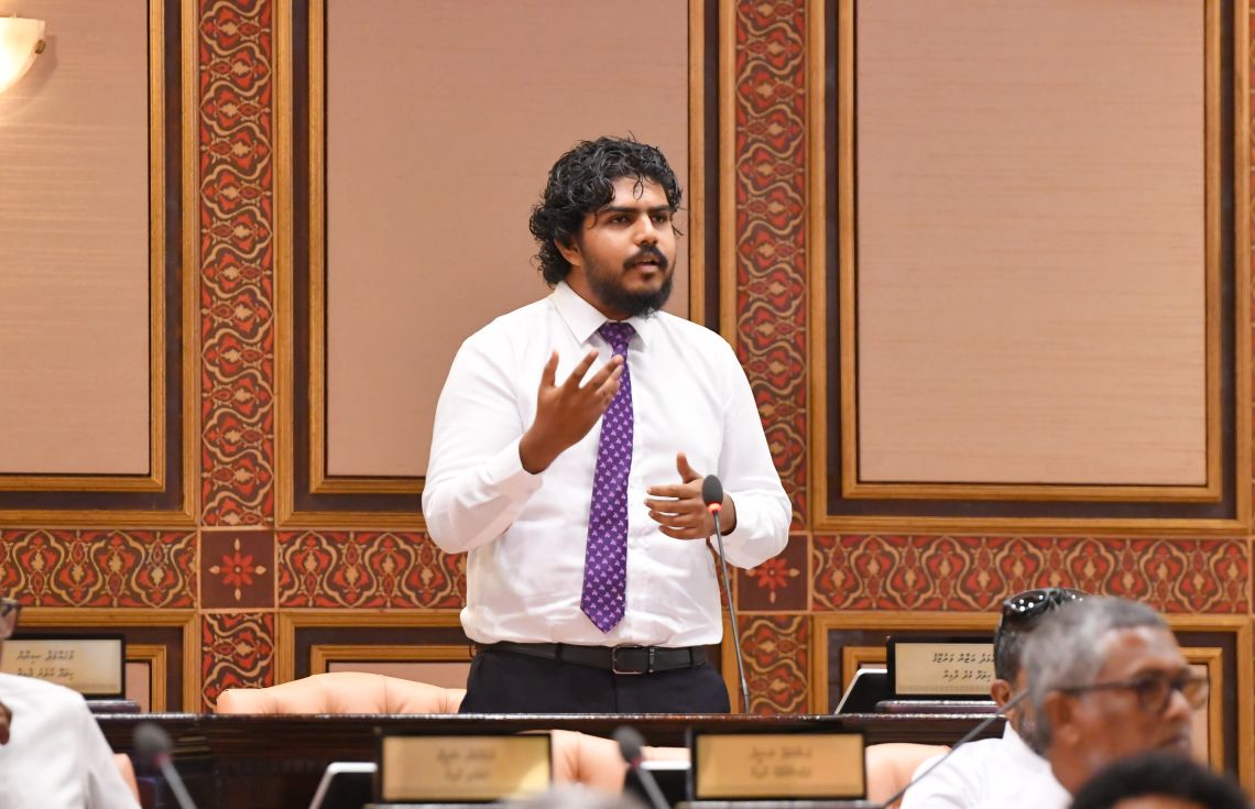 ދެ ކޮމެޓީއަކުން ވަކިކޮށް އަޒާނަށް ފިޔަވަޅު އަޅައިފި