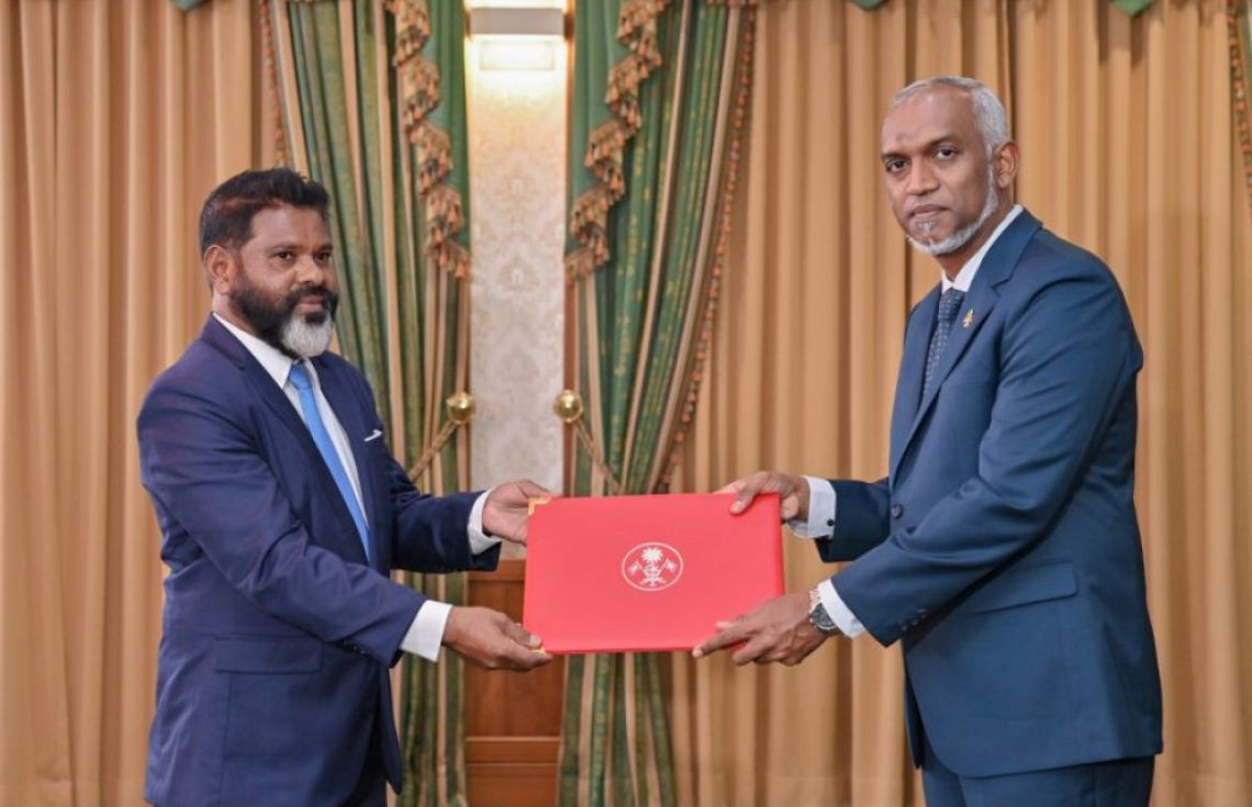 ކޮމިޝަނާ އޮފް ޕްރިޒަންސްގެ މަގާމަށް ހަސަން ޒަރީރު އައްޔަންކުރައްވައި މަޤަމުގެ ފަތްކޮޅު ޙަވާލުކުރެއްވުން (20 ނޮވެމްބަރ 2023) - ޒަރީރު ވިދާޅުވީ ޤާނޫނާއި ގަވާއިދުގެ ތެރެއިން ގައިދީންނަށް ދެވެން އޮންނަ ލުއިތައް ދެވޭތޯ މަސައްކަތް ކުރަމުންދާ ކަމަށް.