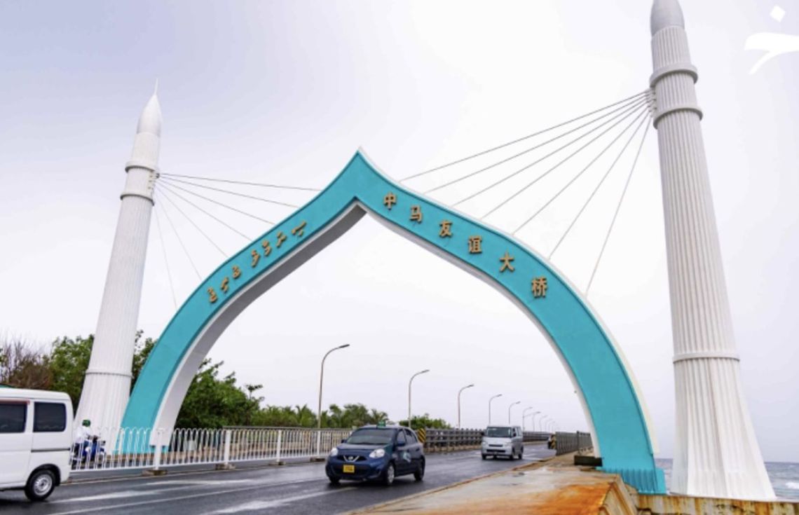 ބުރިޖުން މީހަކު ފުންމާލައިފި، ސަލާމަތްކުރީ ފުލުހުން