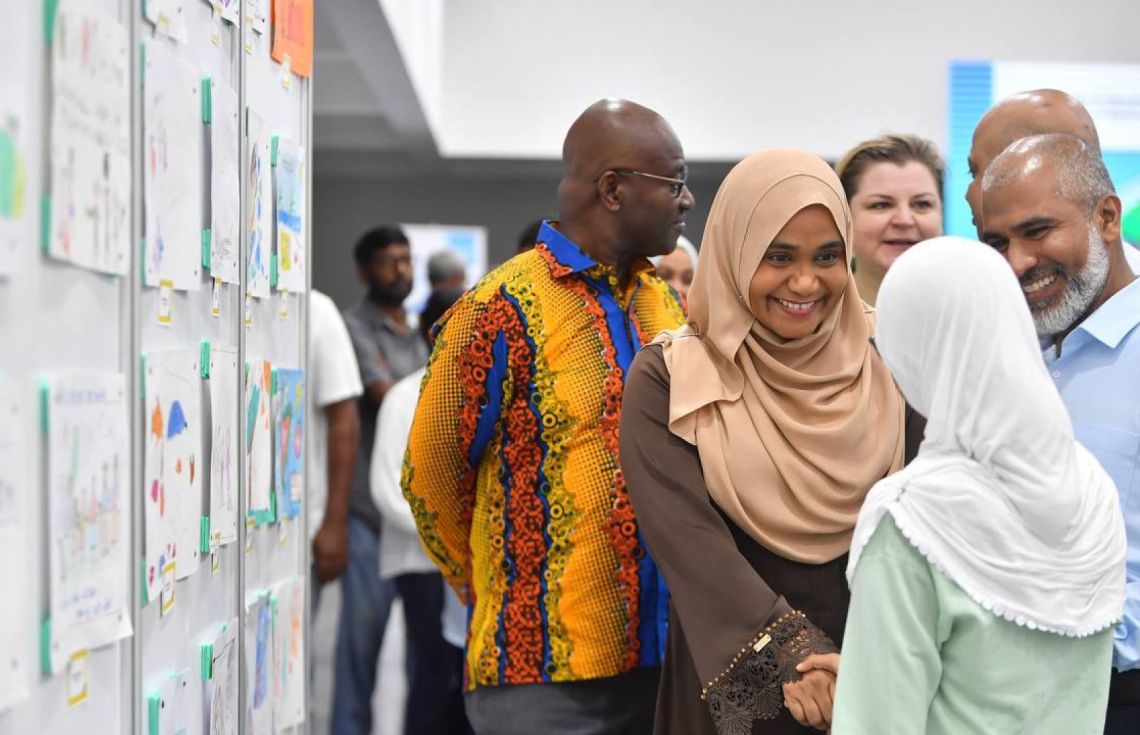 ރައީސުލްޖުމްހޫރިއްޔާގެ އަނބިކަނބަލުން ސާޖިދާ މުޙައްމަދު، ވޯލްޑް ޗިލްޑްރެންސް ޑޭ- އާޓް އެގްޒިބިޝަން ރަސްމީގޮތުން ހުޅުވައިދެއްވުން: މިއަހަރުގެ އުފެއްދުންޔެރިކަމުގެ މައުރަޒުގައި ނުކުޅެދޭ ފަރާތްތަކަށް ވަނީ ބައިވެރިވުމަށް ދަޢުވަތު ދީފައި.