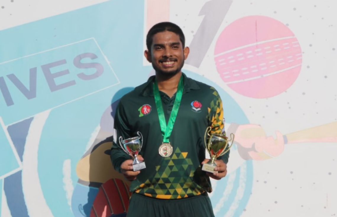 އަޒްޔަން: މިދިޔަ އަހަރުގެ އެންމެ މޮޅު ކްރިކެޓް ކުޅުންތެރިޔާ އަދި 2022، 2023ގެ އެންމެ މޮޅު ބެޓްސްމަން އެވޯޑާއެކު.