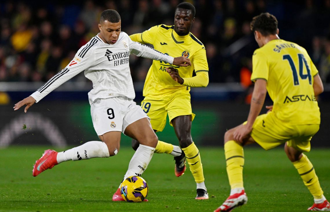 އެމްބާޕޭ ބޯޅަ ފޮނުވާލަން މަސައްކަތް ކުރށއިރު ވިލަރެއާލްގެ ދެކުޅުންތެރިން އެ ބޯޅަ އަތުލަން މަސައްކަތް ކުރަނީ: އެމްބާޕޭ ވަނީ ފުރަތަމަ ސީޒަނުގައި ރެއަލްއަށް އެންމެ ގިނަ ގޯލްޖެހި ލިސްޓުން ޖާގަ ހޯދާފަ.