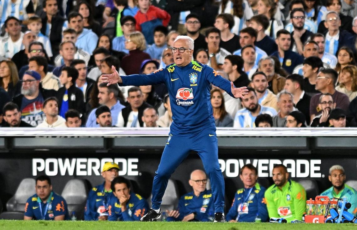 ބްރެޒިލް ކޯޗުގެ މަގާމުން ޑޮރިވާލް ޖޫނިއާ ވަކިކޮށްފި