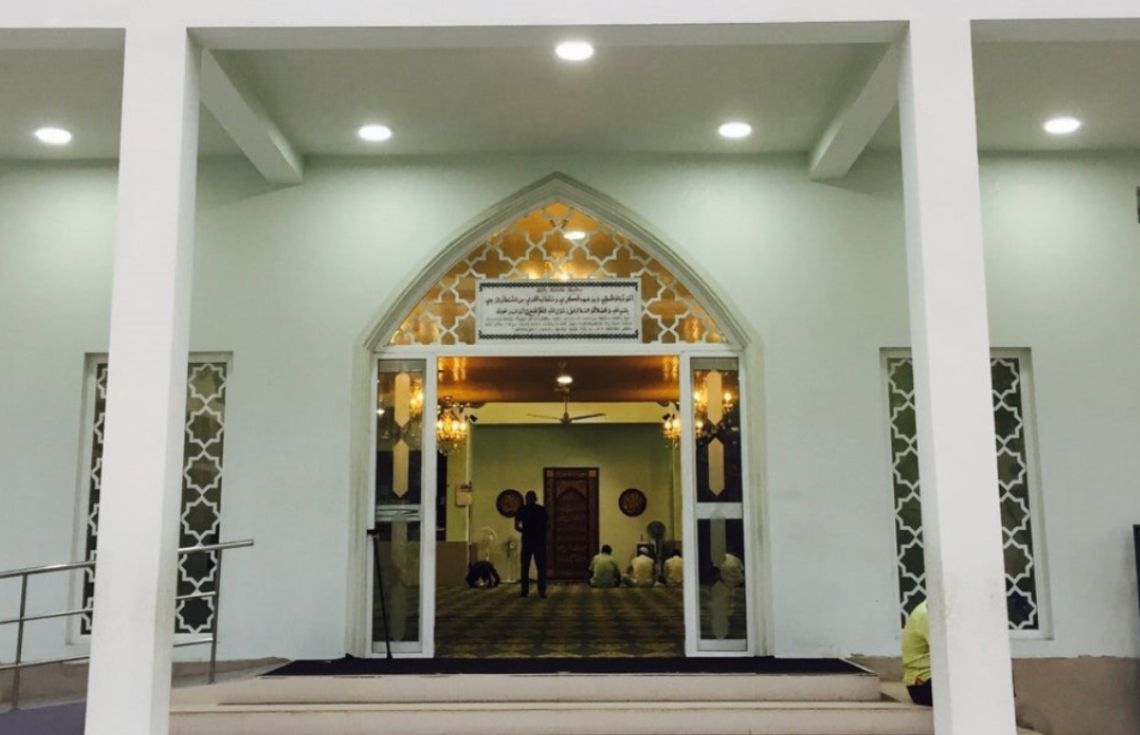 ހުޅުމާލެ މަސްޖިދު އަޒީޒާ މޫސާ: އެ މިސްކިތުގައި ޢީދު ނަމާދަށް އިމާމުން ހާޒިރު ނުވުމުން، އިމާމުވެ ނަމާދުކުރީ ބިދޭސީއެއް.