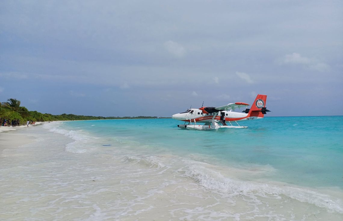 ކެލާ ފަޅުގައި ޓްރާންސް މޯލްޑިވިއަން އެއާވޭސްގެ ސީޕްލޭނެއް: އެރަށު ފަޅުތެރޭގައި ދެ ރިސޯޓް ތަރައްޤީ ކުރުމަށް އިންވެސްޓަރުން ހޯދަން ސަރުކާރުން ވަނީ އިޢުލާން ކޮށްފައި.