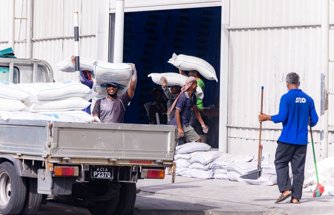 އެސްޓީއޯއިން ކާޑު ރައްކާކުރާ ގުދަނެއްގައި މުވައްޒަފުން މަސައްކަތް ކުރަނީ. / ފޮޓޯ: ޚުލާސާ