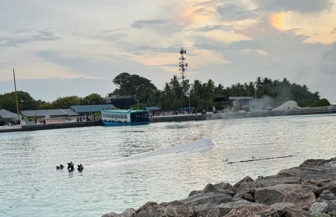 ކުޑަކުއްޖަކު ހުރި ލޯންޗެއްގައި ރޯވެ އަޑިޔަށް!