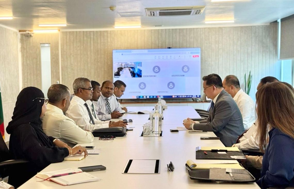 ޝަންގްރިއްލާ ރިސޯޓު އަލުން ހުޅުވުމާ ބެހޭ ގޮތުން ސަރުކާރުން އެ ރިސޯޓުގެ މެނޭޖުމަންޓާއެކު ބޭއްވި ބައްދަލުވުން / ފޮޓޯ: ޓޫރިޒަމް މިނިސްޓްރީ