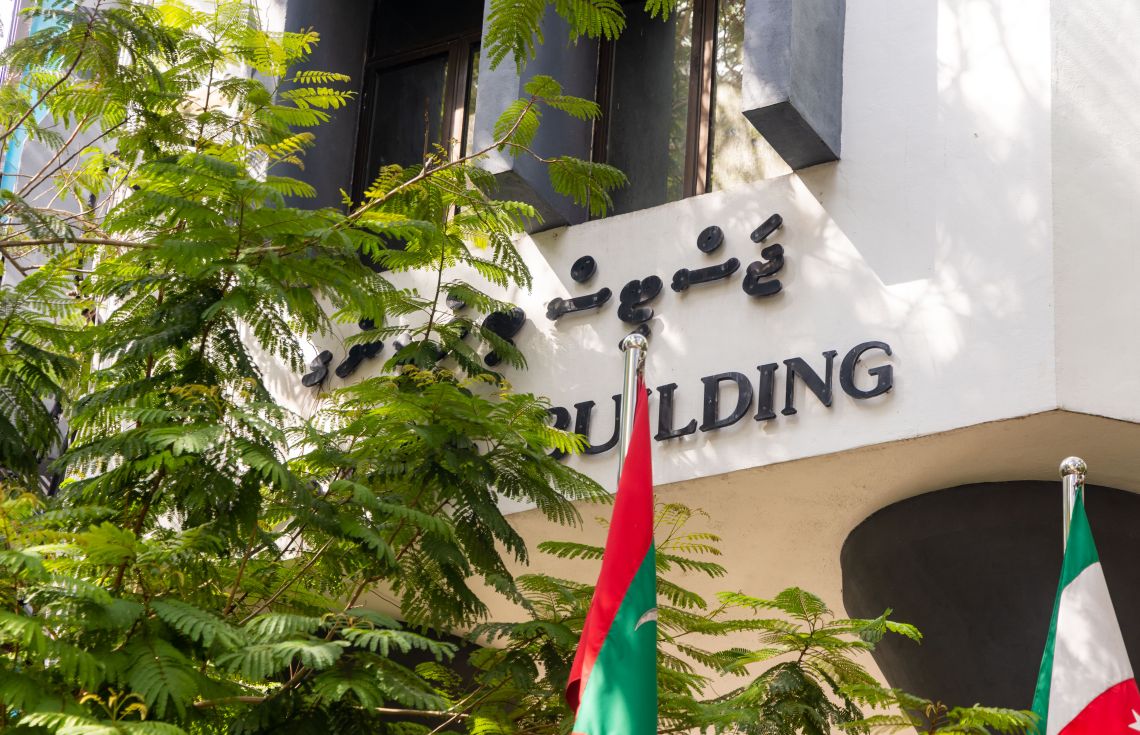 ޖަސްޓިސް ބިލްޑިންގ: ސިވިލް ކޯޓުގައާއި ފެމިލީ ކޯޓުގައި އެމްޑީޕީ އެކްޓިވިސްޓަކާއި ދެކޮޅަށް ދަޢުވާކުރުމަށް ރަޖިސްޓްރީ ކޮށްފި. / ފޮޓޯ: ޚުލާސާ