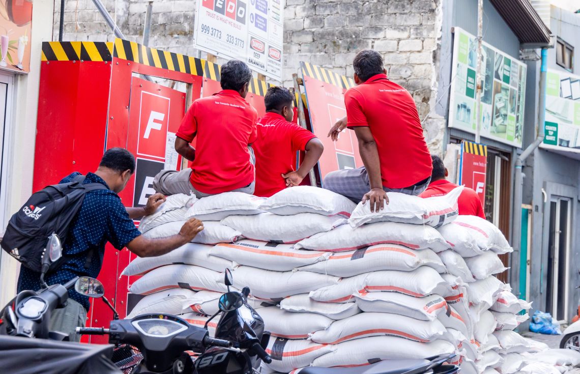 ރާއްޖޭގައި އުޅޭ ބިދޭސީ މަސައްކަތްތެރިން މަސައްކަތުގައި / ފޮޓޯ: ޚުލާސާ