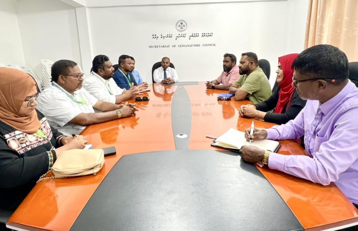 ގެމަނަފުށި ކައުންސިލް އިދާރާގެ ބައްދަލުވުމެއް ކުރިޔަށްދަނީ: މަގު ހަދަން ގަސް ކަނޑާ މައްސަލައިގައި ވަކި ކަންތަކެއް ނުކުރުމަށް މެޖިސްޓްރޭޓް ކޯޓުން ކައުންސިލްގެ މައްޗަށް ވަގުތީ އަމުރެއް ނެރެފައިވޭ.