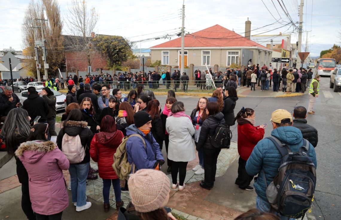 ބިންހެލުމާއި ގުޅިގެން ޗިލީގެ ރައްޔިތުން ރައްކާތެރި ހިސާބުތަކަށް ޖަމާވަނީ: ސުނާމީގެ އިންޒާރު ދިނަސް، މިހާރު އެ އިންޒާރު ވަނީ ބާތިލް ކޮށްފަ.