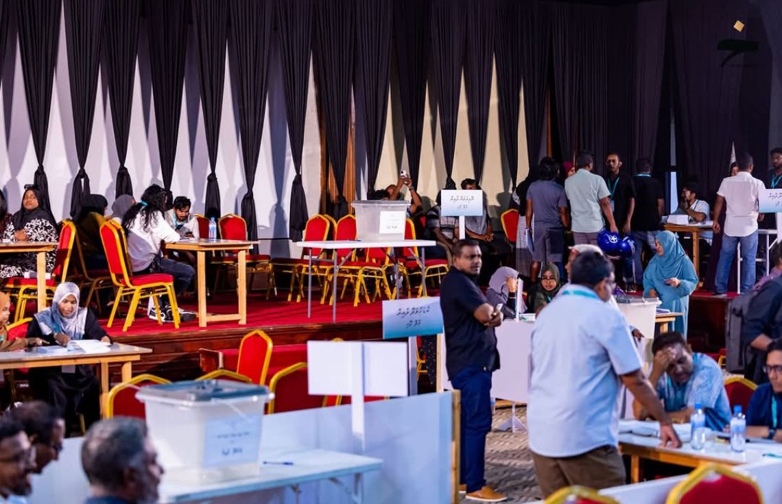 ރައްޔިތުން ވޯޓުލަނީ - އިންތިޚާބުތަކަށް ބޮޑު ހޭދައެއް ދައުލަތުން ކުރާއިރު، އެއް މަސައްކަތެއްކުރާ ގިނަ މުއައްސަސާ ހުރުމަކީ ދައުލަތުގެ ބަޖެޓަށް ގެއްލުންހުރި ކަމެއް. / ފޮޓޯ: ޚުލާޞާ.