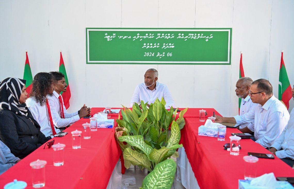 ރަތްމަންދޫ ކައުންސިލާއި ރައީސް ޑރ. މުޢިއްޒު ބައްދަލުކުރެއްވުން: އެރަށު ރައްޔިތުންގެ އެދުމުގެ މަތީން މިހާރު ވަނީ އެހެން ރަށަކަށް އެމީހުން ބަދަލުކުރަން ނިންމާފަ.