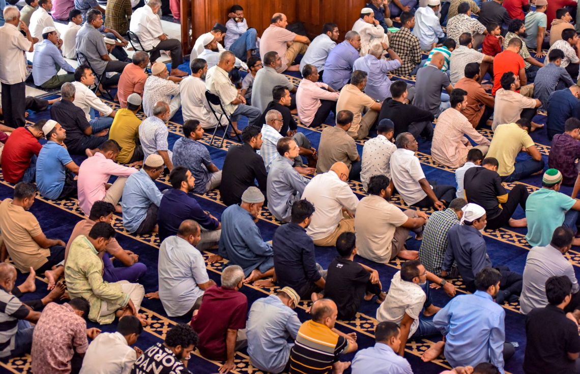 މީސްތަކުން ހުކުރު ޚުޠުބާ އަޑުއަހަން މިސްކިތުގައި.