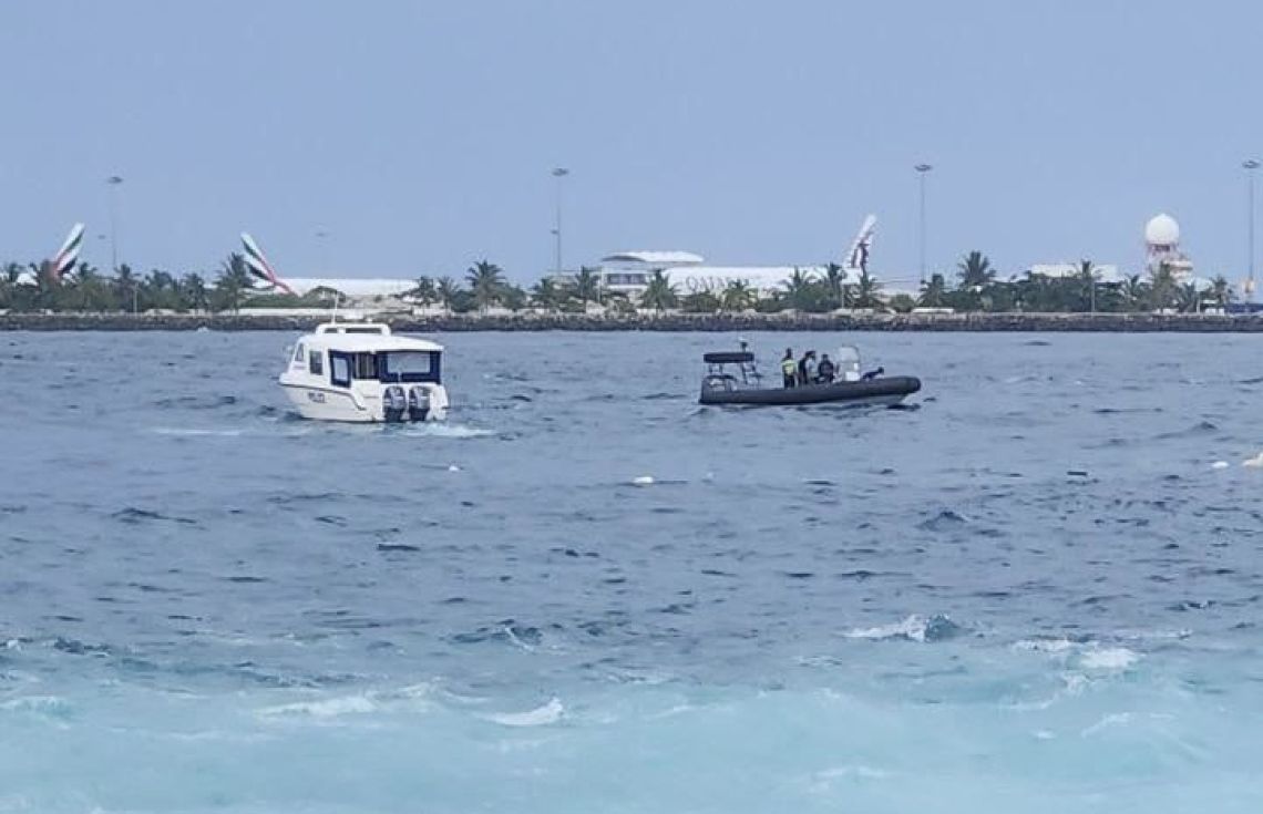 ލޯންޗެއްގެ ބުރަފަތިން ޖެހި މީހެއްގެ އަތް ބުރިވެއްޖެ