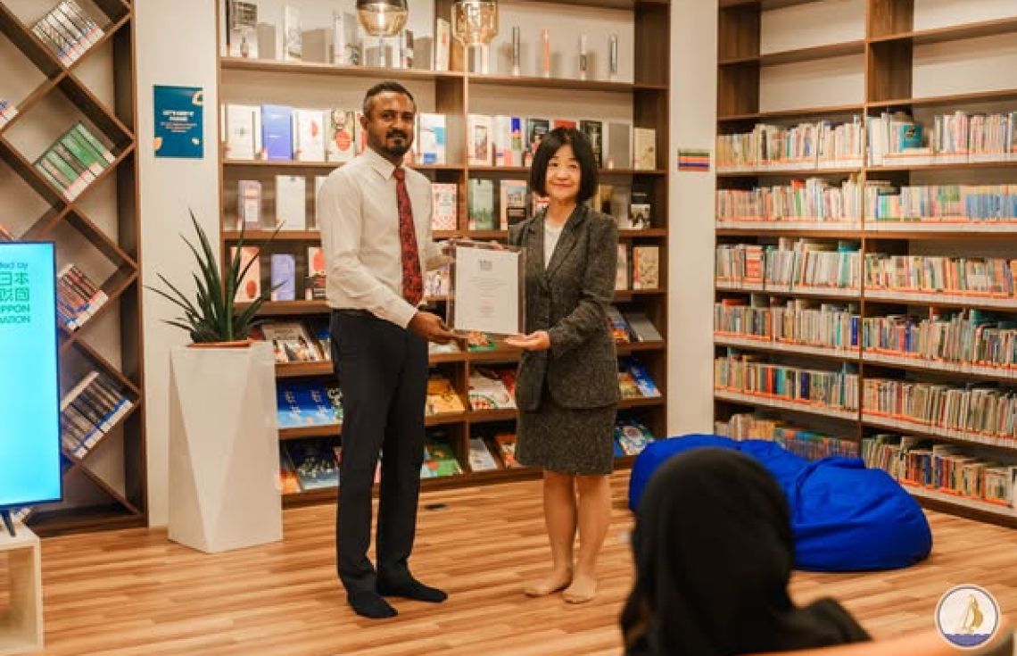 ޖަޕާނުން ކުޅުދުއްފުށި ލައިބްރަރީއަށް ފޮތްތަކެއް ހަދިޔާކޮށްފި