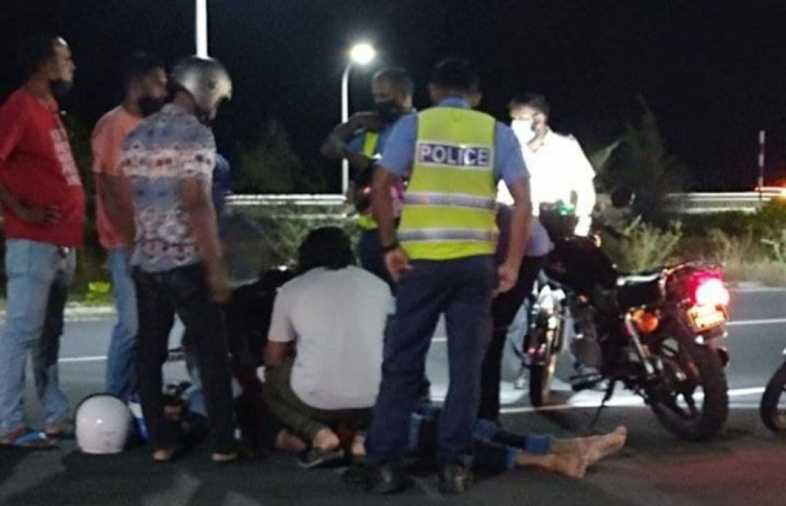 ހުޅުމާލެ ބްރިޖް މަތީގައި މީގެ ކުރިން ހިނގި އެކްސިޑެންޓަކާއި ގުޅިގެން ފުލުހުން ޙަރަކާތްތެރިވަނީ. 2008 އިން 2024 ގެ ސެޕްޓެންބަރާ ހަމައަށް އެކްސިޑެންޓުތަކުގައި 115 މީހަކު މަރުވެފައިވޭ.