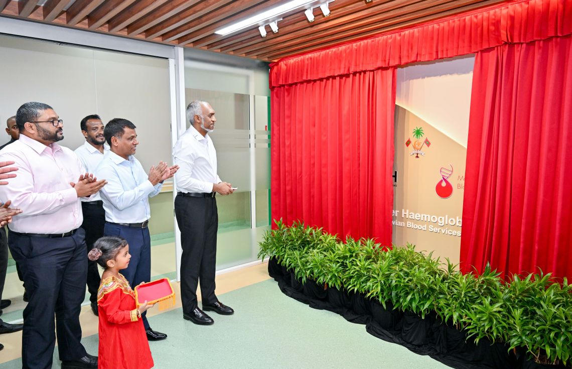 ރައީސް ޑރ. މުހައްމަދު މުއިއްޒު ތެލޭސިމިއާ ސެންޓަރު ހުޅުއްވައިދެއްވަނީ / ފޮޓޯ: ޚުލާސާ
