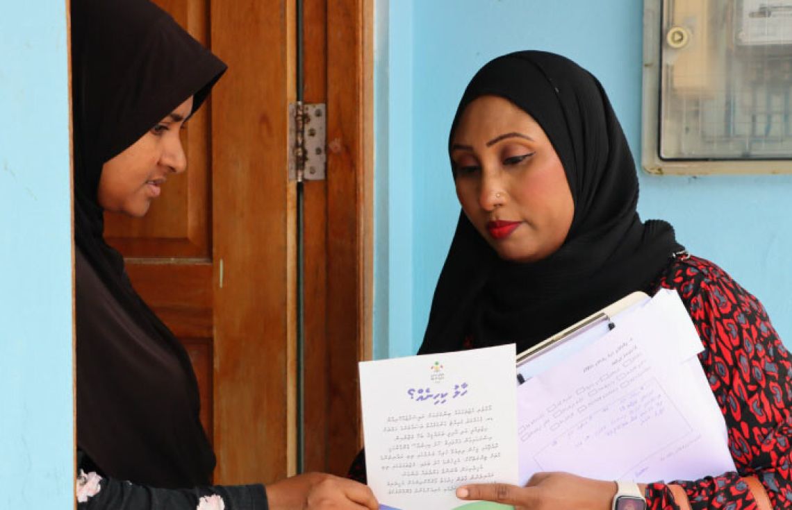 ޙާލު ކިހިނެއް ޕްރޮގްރާމްގެ ތެރެއިން ގެއަކަށް ޒިޔާރަތްކޮށް ޙާލަތު ބަލަނީ. / ފޮޓޯ: ވުޒާރާ