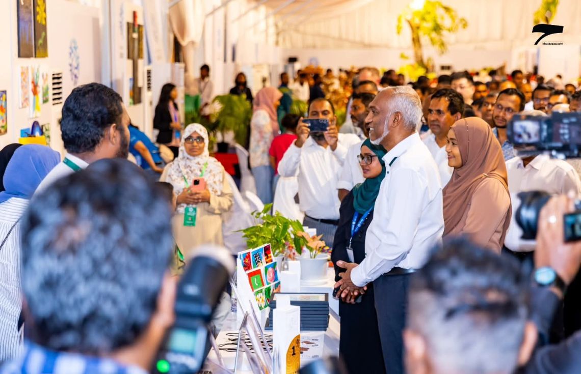 ރައީސުލްޖުމްހޫރިއްޔާހެ ދެކަނބަލުން މައުރަޒް ބައްލަވައިލައްވަނީ. / ފޮޓޯ: ޚުލާޞާ