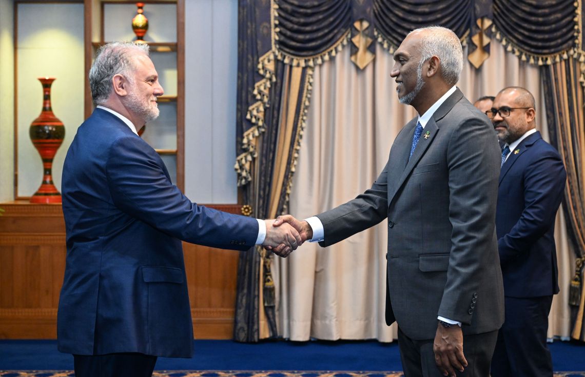 ސައިޕްރަސްގެ އައު ސަފީރު ރައީސަށް ފަތްކޮޅު އަރުވައި ގުޅުން ބަދަހިކުރުމަށް މަޝްވަރާ ކުރައްވައިފި