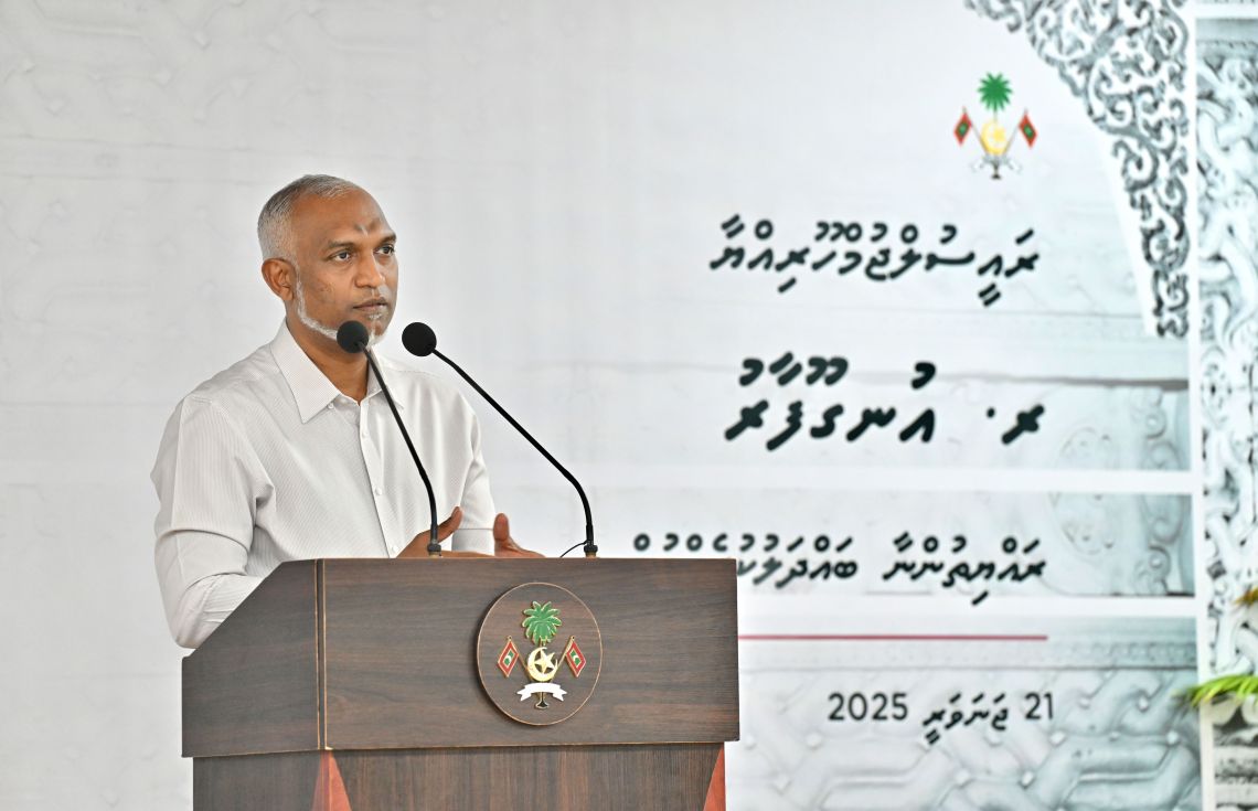 ރައީސް ޑރ. މުއިއްޒު ރ. އަތޮޅަށް ކުރެއްވި ދަތުރުފުޅުގައި އުނގޫފާރު ރައްޔިތުންނާ ބައްދަލުކުރައްވަނީ / ފޮޓޯ: ރައީސް އޮފީސް