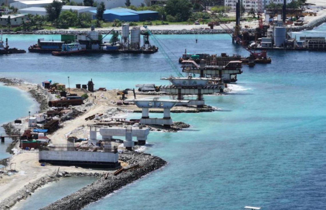 ނިމިދިޔަ ސަރުކާރުން އަޅައިނުލައި ދޫކޮށްލި ތިލަމާލެ ބްރިޖް މުޢިއްޒު ސްޕީޑްގައި ނިންމާލަނީ