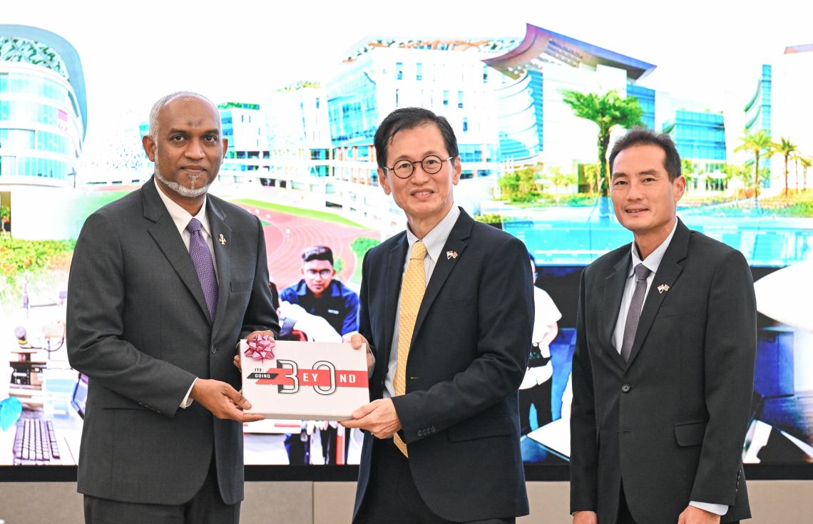 ރައީސްގެ ދެކަނބަލުން ސިންގަޕޫރުގެ ޓެކްނިކަލް އެޑިއުކޭޝަން އިންސްޓިޓިއުޓަކަށް ޒިޔާރަތްކުރައްވައިފި