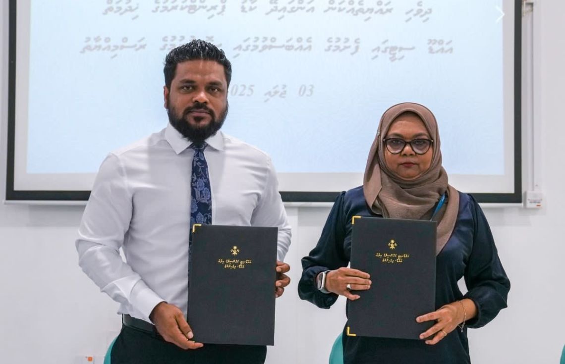 އައްޑޫގައި އައިޑީކާޑު ޕްރިންޓްކުރުމުގެ ހިދުމަތް ފެށުމަށް ބޭއްވި ރަސްމިއްޔާތު / ފޮޓޯ: ޑީއެންއާރު