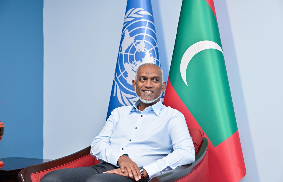 ރައީސް ޑރ. މުޙައްމަދު މުޢިއްޒު މިދިޔަ އަހަރު އެމެރިކާއަށް ކުރެއްވި ދަތުރުފުޅުގައި އެ ގައުމުގައި ދިރިއުޅޭ ދިވެހިންނާ ބައްދަލުކުރެއްވުމަށް ބޭއްވި ހަފުލާގައި / ފޮޓޯ: ރައީސް އޮފީސް