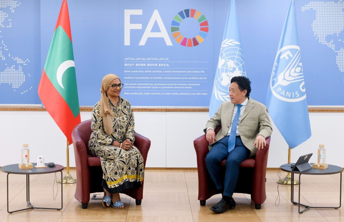 މިނިސްޓަރު މާރިޔާ އެފްއޭއޯގެ ޑިރެކްޓަރާ ބައްދަލުކުރެއްވުން / ފޮޓޯ: ޕޮލިސް