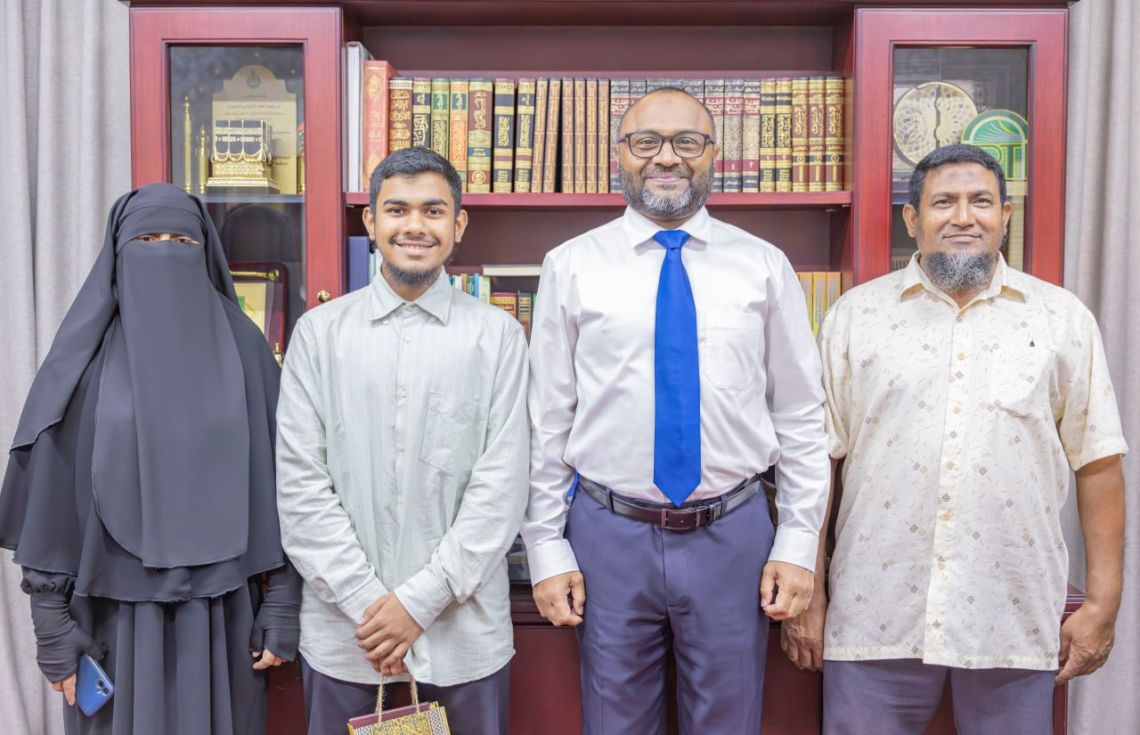 ހާފިޒުކަމުގެ ސަނަދު ހާސިލްކުރި ދެ ހާފިޒަކާއި މިނިސްޓަރު ޝަހީމް ބައްދަލުކުރައްވައިފި