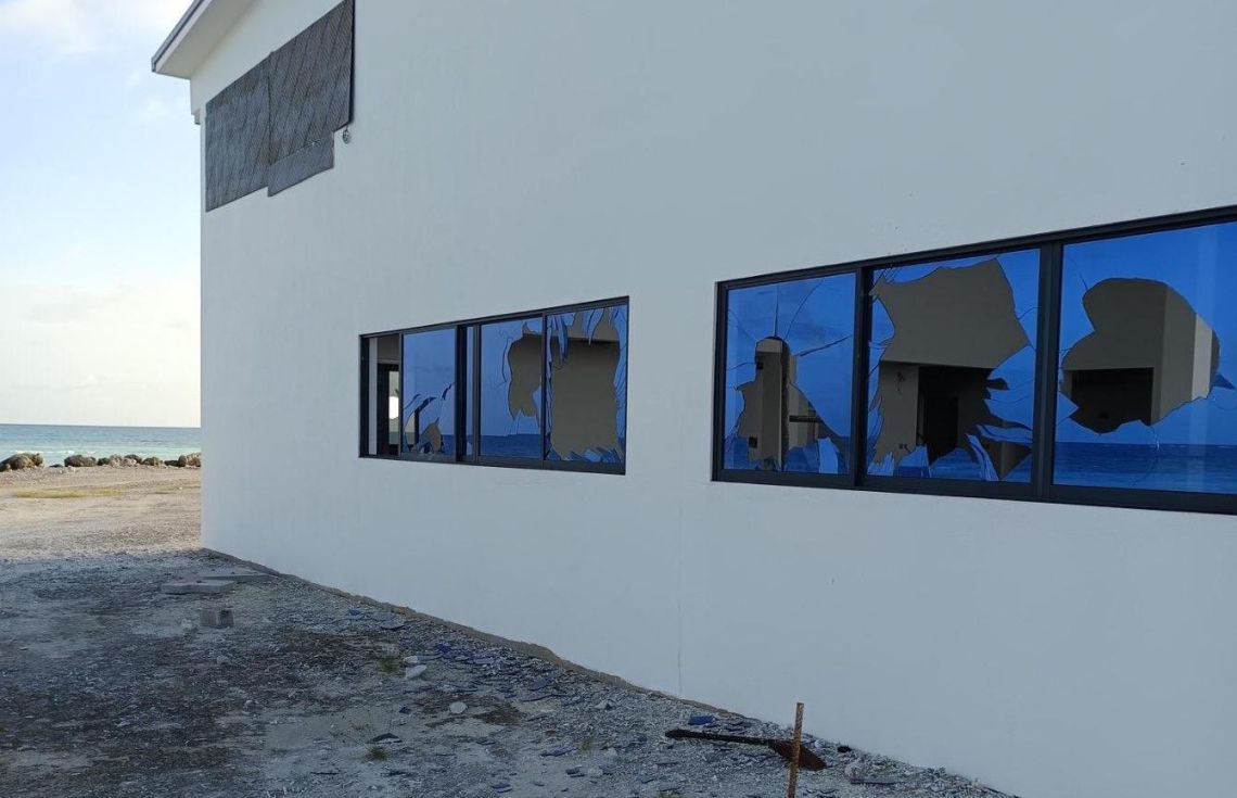 ހަދަމުންދާ މަގޫދޫ އެއާޕޯޓުގެ ބިއްލޫރިތައް ތަޅާލައި ރޯކޮށްލައިފި