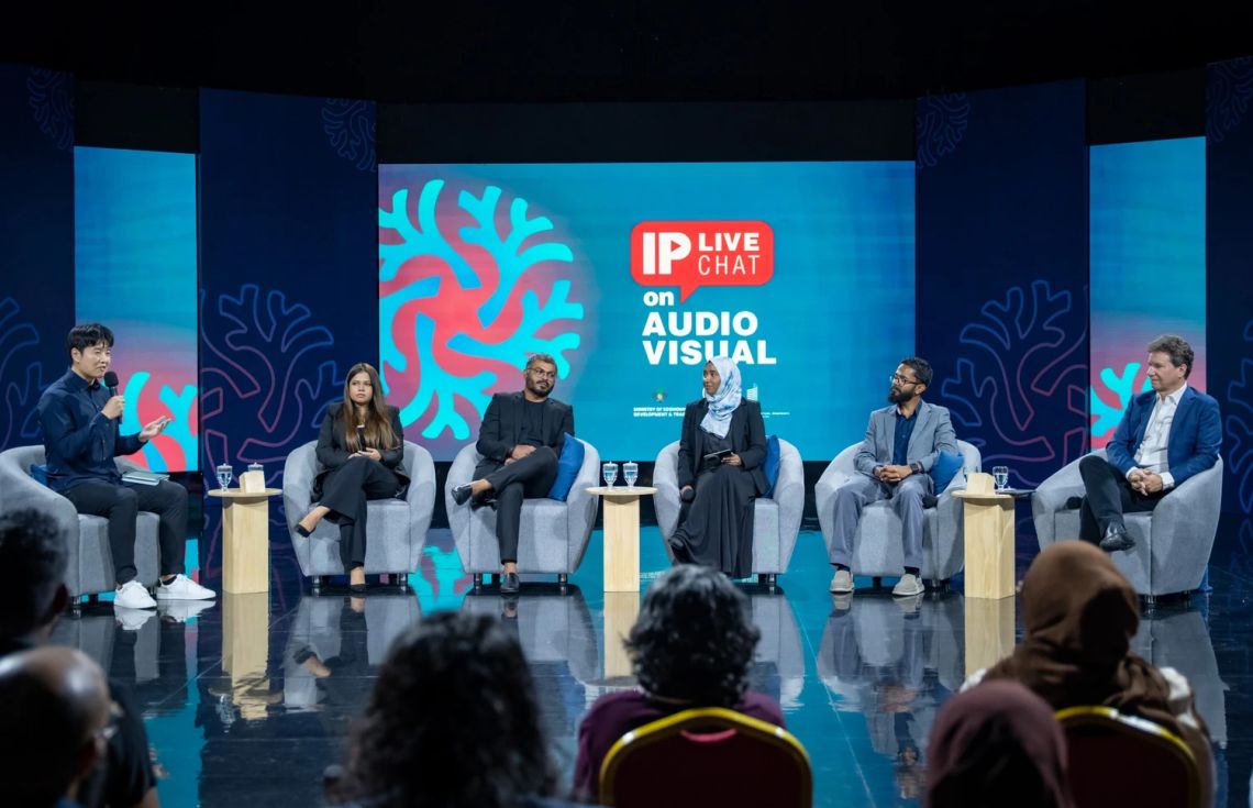 "އައި.ޕީ ފްރޮމް ދަ ގްރައުންޑް އަޕް: ވަރޗުއަލް ޗެޓް" ސިލްސިލާގައި ރަވީ ރާއްޖެ ތަމްސީލުކުރަނީ.--