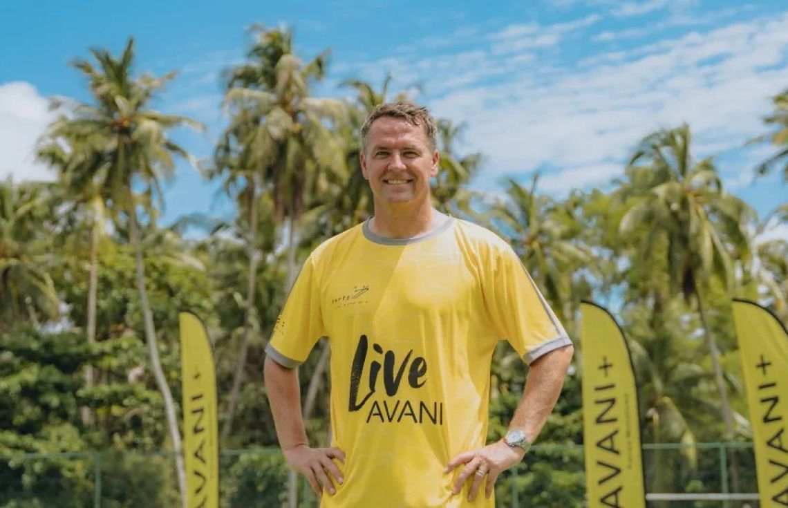 މަޝްހޫރު ފުޓްބޯޅަ ތަރި މައިކަލް އޯވެން އާއެކު ރާއްޖޭގައި ކުޑަކުދިންގެ ފުޓްބޯޅަ ކޭމްޕެއް