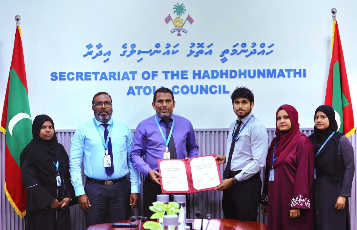 ލ. އަތޮޅުގައި އައިޑީކާޑު ޕްރިންޓްކުރުމުގެ ހިދުމަތް ފެށުމަށް ބޭއްވި ރަސްމިއްޔާތު / ފޮޓޯ: ޑީއެންއާރު