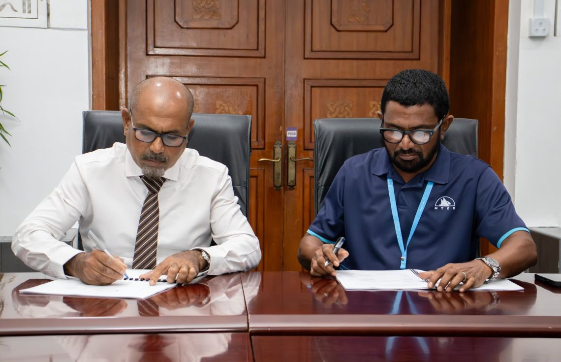 ތުޅާދޫ އެއަރޕޯޓު ތަރައްޤީކުރުމަށް ބޭނުންވާ ބިން ހިއްކުމާއި ގޮނޑުދޮށް ހިމާޔަތްކުރުމުގެ މަޝްރޫޢުގެ އެއްބަސްވުމުގައި ސޮއިކޮށްފި