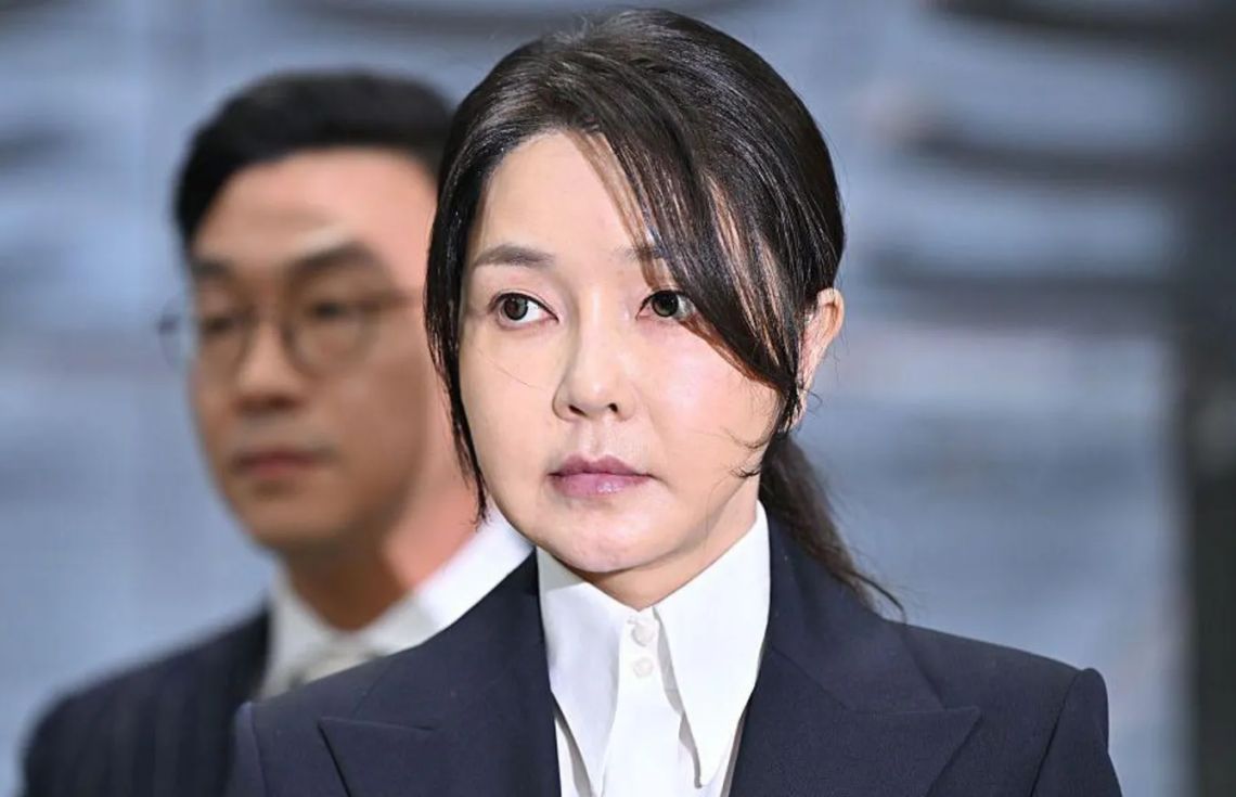 ދެކުނު ކޮރެއާގެ ރައީސާއި ފަސްޓްލޭޑީ ވެސް ޖަލަށް