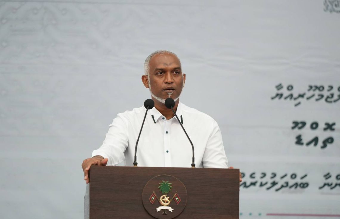 ތޮއްޑޫ ރައްޔިތުންނާއި ރައީސް ބައްދަލުކުރައްވައި ވާހަކަދައްކަވަނީ.--ފޮޓޯ:ހުލާސާ