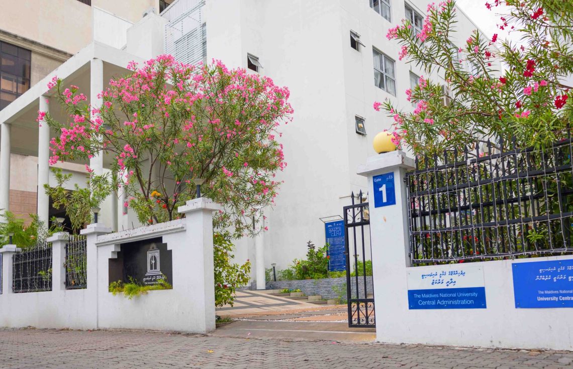 ގައުމީ ޔުނިވާސިޓީއަށް 52 އަހަރު، ރައީސްގެ ތަހުނިޔާ!