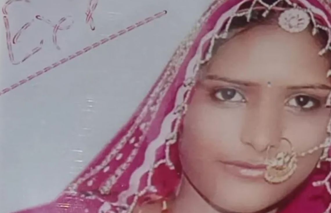 އިންޑިއާ މީހަކު އަނބިމީހާ ކަޅުވެގެން ހިތްހަމަނުޖެހި ދިރިހުއްޓާ އަންދާލައިފި