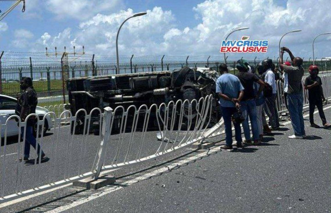 ހައިވޭއިން ދަތުރުކުރި ޕިކަޕެއްގެ ފުރޮޅޮ ފަޅައިގެންގޮސް, އެކްސިޑެންޓެއް ހިނގައިފި